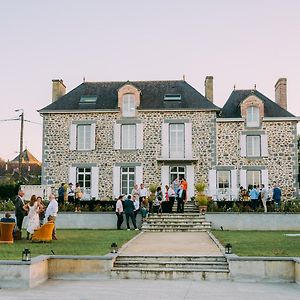 Bed and Breakfast Domaine Les Jardins Darsene Tinténiac Exterior photo