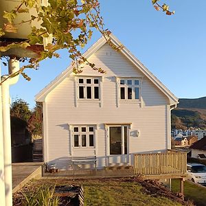 Villa Charming House In Ulsteinvik With Free Parking Exterior photo