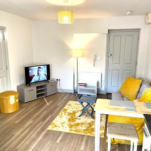 Stylish Cosy And Bright Apartment - Fantastic Location - Perfect For Business Or Solo Travellers Bishop’s Stortford Exterior photo