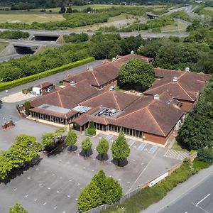 Hotel Doubletree By Hilton Newbury North Exterior photo