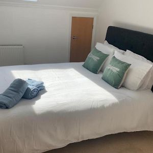 Addlestone - Large Stunning 2 Bed Room Apartment Exterior photo