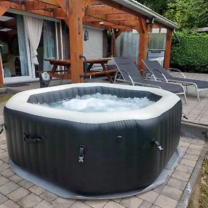 Villa Chalet Avec Jacuzzi Manhay Exterior photo