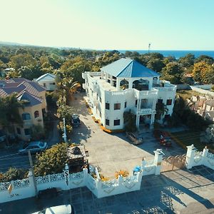 Little Savoy Guest House New Runaway Bay Exterior photo