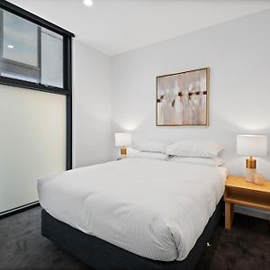 Modern Apartment On Burgundy Precinct & Parklands Melbourne City Exterior photo