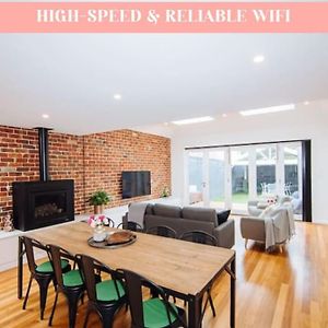 Sensational Renovated Cottage In Beautiful Seddon Melbourne City Exterior photo