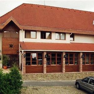 Hotel Il Gallo Nero - Fekete Kakas Etterem Es Panzio Szombathely Exterior photo