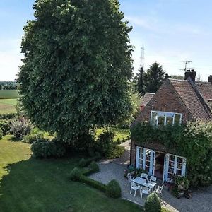 Villa Old School House Surrounded By Countryside Earls Colne Exterior photo