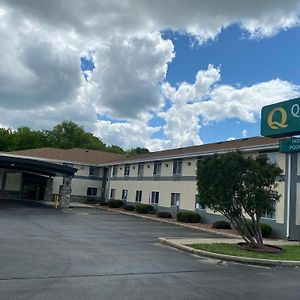 Quality Inn&Suites West Bend Exterior photo
