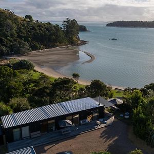 Wharetana Bay Villa With Private Walkway To Beach! Te Whau Bay Exterior photo