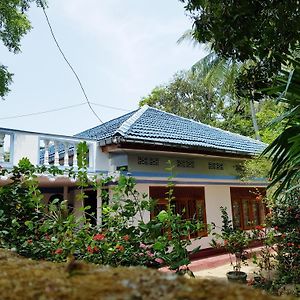 Breeze Guest House Trincomalee Exterior photo