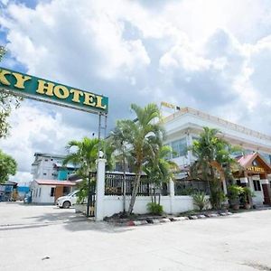 Sky Hotel Hlaingtharyar Yangon Exterior photo