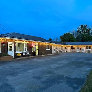 Carriage Inn Motel Peterborough Exterior photo