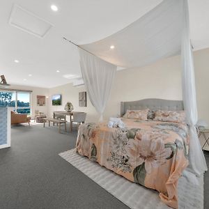 Cozy Lake Facing Apartment King Bed Cranbourne Exterior photo