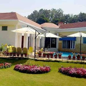 Villa Riviera Cloud Farmhouse Manesar Exterior photo