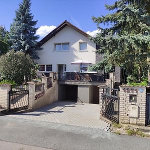 Cozy Gardens Apartments In Prag Exterior photo