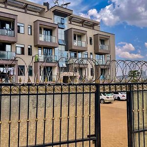 Ferienwohnung The City Oasis, 10Mins Walk To Downtown - Kla Muyenga Exterior photo