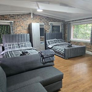 Rainsough Cottage Guest House - Sleeps Upto 8 With Ensuite - Free Parking & Wifi Manchester Exterior photo