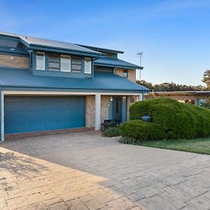 Villa Lakeside Glass House Entrance Exterior photo