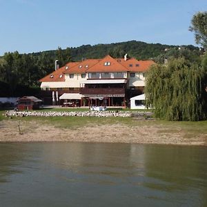 Camelot Club Hotel Vác Exterior photo