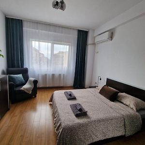 Cosy Spacious Apartment With Parking, Wi-Fi, Smart-Tv Netflix Roşu Exterior photo