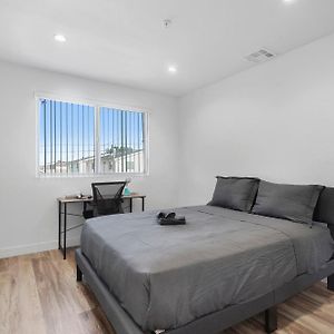 Spacious Bedroom W Shared Bathroom Los Angeles Exterior photo