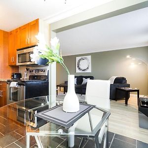 Vibrant Escapade Bright One Bedroom Edmonton Exterior photo