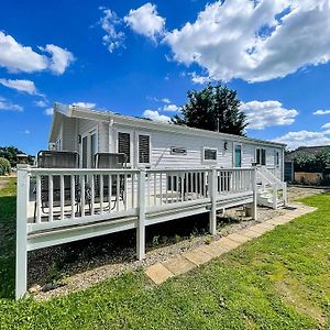 Stunning 4 Berth Lodge With Decking At Breydon Water In Norfolk Ref 10094B Belton with Browston Exterior photo