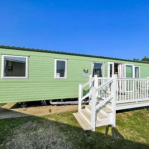 Hotel Lovely 8 Berth Caravan With Decking At Breydon Water Holiday Park Ref 10035Rp Belton with Browston Exterior photo