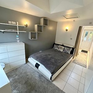 Ensuite Double Room With Own Entrance London - Ig8 - Free On Street Parking Woodford Exterior photo