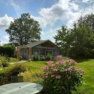 Cosy Log Cabin In Llanfoist Village Abergavenny Exterior photo