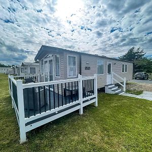 Hotel Modern Caravan At Caldecott Hall With Decking In Norfolk, Sleeps 8 Ref 91068C Great Yarmouth Exterior photo