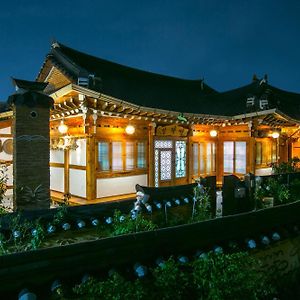 Hotel Jeonju Hanokmaeul Ilakdang Sarangchae Exterior photo