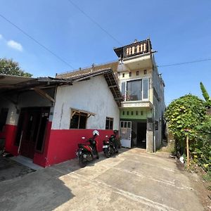 Hotel Spot On 93999 Kost Ibu Joko Syariah Lawang Exterior photo