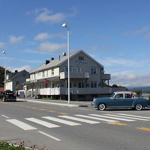 Hotel Ulvsvag Gjestgiveri Og Fjordcamping As Exterior photo