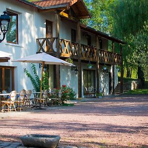 Bed and Breakfast La Ferme aux Biches Commelle-Vernay Exterior photo