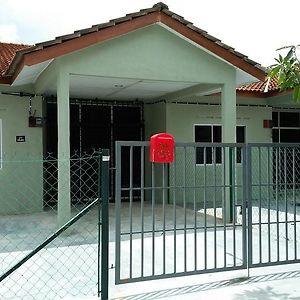 Homestay Mimie Gemas Exterior photo