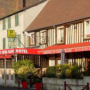 Hotel Auberge Du Cheval Blanc Crèvecoeur-en-Auge Exterior photo