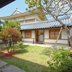 Sarangnamoo Hanok Guesthouse Jeonju Exterior photo