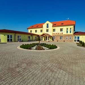 Hotel Kentaur Lovaspanzio Hódmezővásárhely Exterior photo