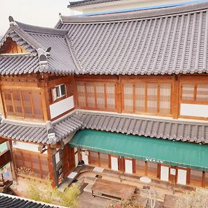 Millennial Morning Hanok Guesthouse Jeonju Exterior photo