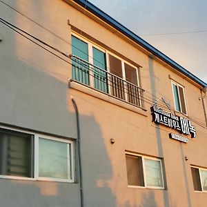 Guesthouse Enoch - Hostel Jeju Exterior photo