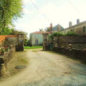 Bed and Breakfast Le Manoir "Aux Douves" Bazoges-en-Paillers Exterior photo