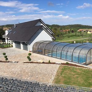 Landhaus Ferienwohnungen mit Pool und Wellness Neukirchen-Balbini Exterior photo