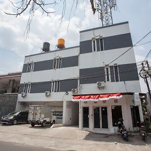 Hotel Reddoorz @ Sawojajar Malang Exterior photo