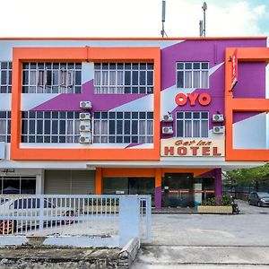 OYO 1043 Get Inn Hotel Sendayan Exterior photo