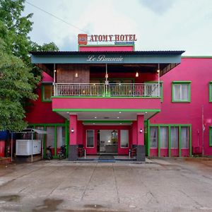 Hotel RedDoorz near Citraland Waterpark Kendari Lepoleop Exterior photo