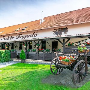 Bed and Breakfast Szeker Fogado Bátonyterenye Exterior photo